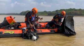 Tim Penyelam Rescue Basarnas Jambi saat Mengevakuasi Jasad M. Firdaus (17) yang tenggelam saat mandi di Sungai Batanghari kelurahan Sengeti Kecamatan Sekernan Muaro Jambi, Sabtu (16/9/23). FOTO : HUMAS