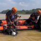 Tim Penyelam Rescue Basarnas Jambi saat Mengevakuasi Jasad M. Firdaus (17) yang tenggelam saat mandi di Sungai Batanghari kelurahan Sengeti Kecamatan Sekernan Muaro Jambi, Sabtu (16/9/23). FOTO : HUMAS