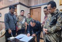 Diskasikan Bupati Muaro Jambi, Mediaasi Kasus Pembakaran Pompong di Desa Gedong Karya Berakhir Damain. FOTO : PEMAYUNG